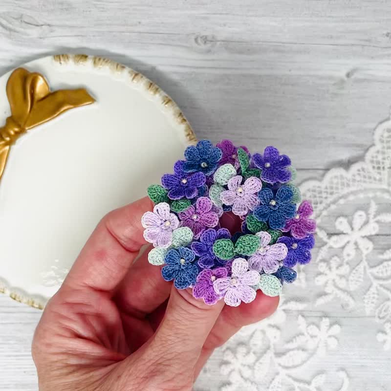 African violet brooch, Crochet flowers brooch, purple flowers brooch. - 胸针 - 棉．麻 紫色