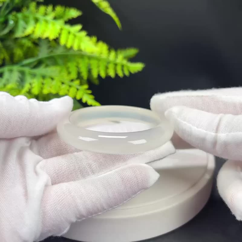 精品 冷白玛瑙手镯 49+MM 冰润起刚干净 玉髓手环 清新净化好运 - 手链/手环 - 半宝石 白色