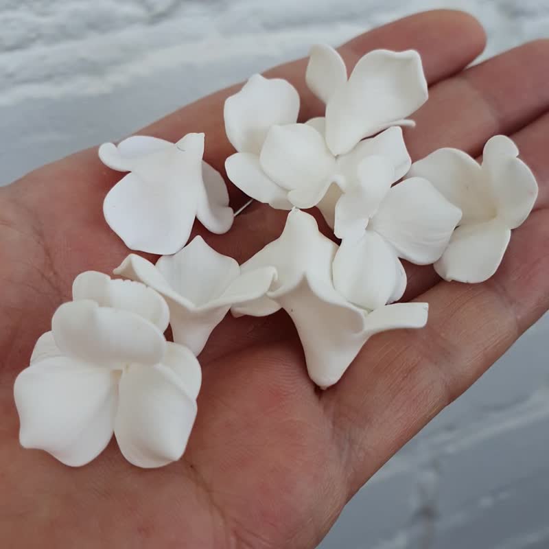 White Flowers Beads 2 cm, Floral beads clay for making jewelry - 零件/散装材料/工具 - 塑料 白色