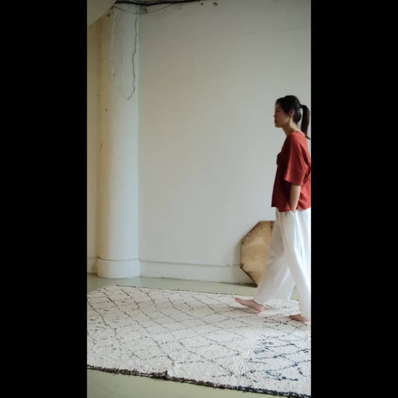 V领短版微皱上衣 / 慕斯布 米白 - 女装上衣 - 棉．麻 白色