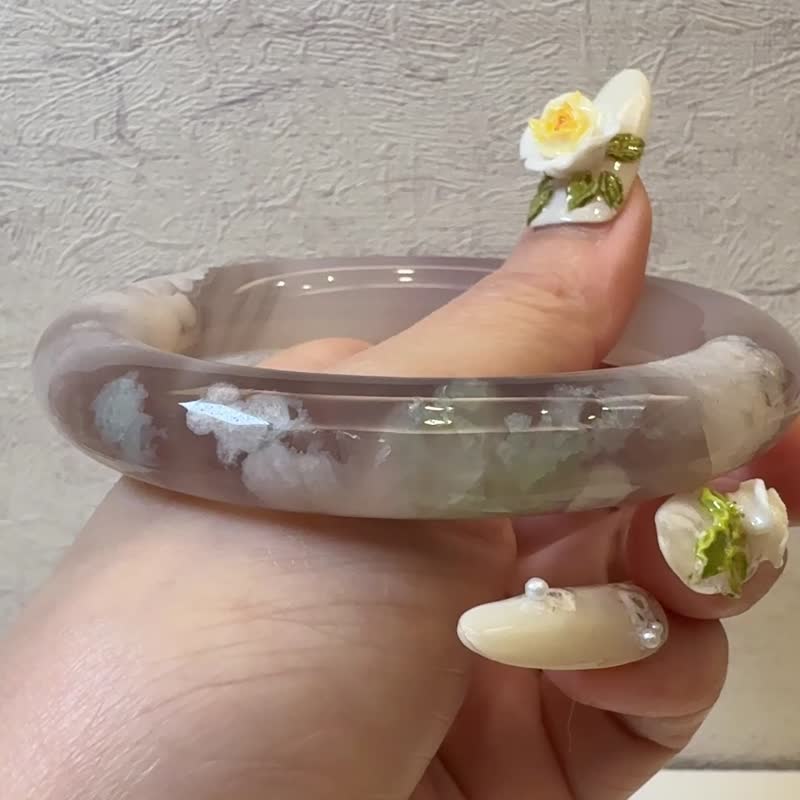 樱花玛瑙手镯 玛瑙手镯高级烟紫冰灰茉莉花飘绿叶圆条套镯57-58 - 手链/手环 - 玉石 