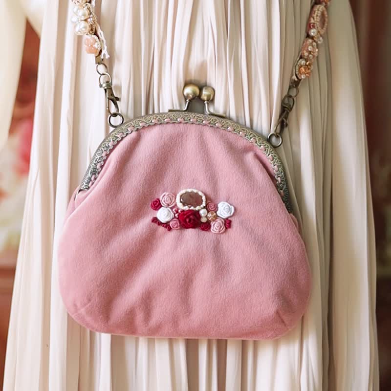 手绣与珠饰，花卉刺绣手机包，手工缝制串珠图案，附不织布收纳袋 - 化妆包/杂物包 - 棉．麻 粉红色