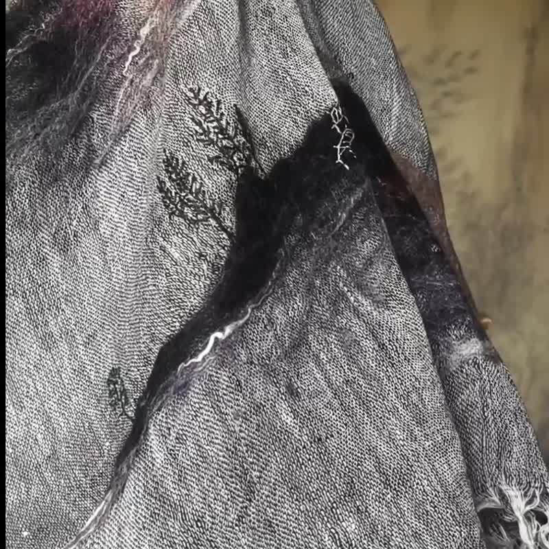 原创手工画  手作羊毛毡绒图案 双色全麻围巾 (山水画) - 围巾/披肩 - 棉 黑色