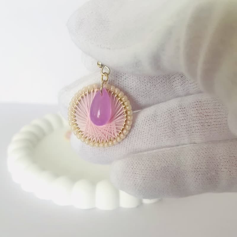 耳环看起来像是粉色和灰白色和谐编织的图案 - 耳环/耳夹 - 绣线 粉红色