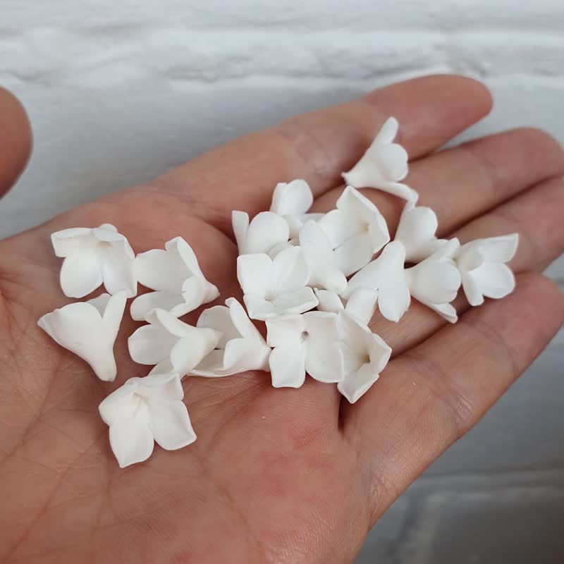 White flowers Beads polymer clay 10-12mm, Floral beads making jewelry - 零件/散装材料/工具 - 塑料 白色
