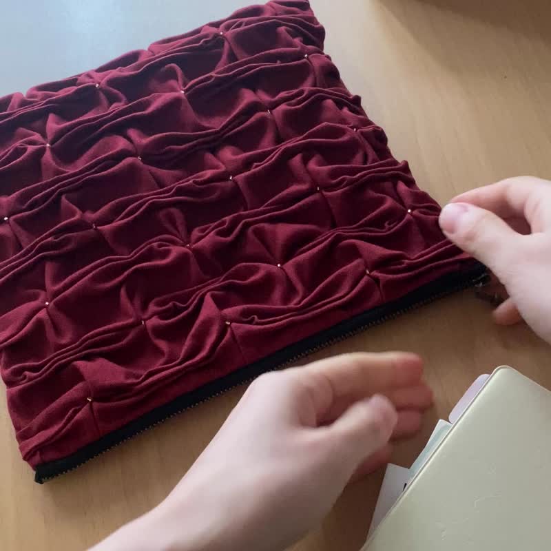 手缝缩褶收纳包 01 - 化妆包/杂物包 - 棉．麻 红色