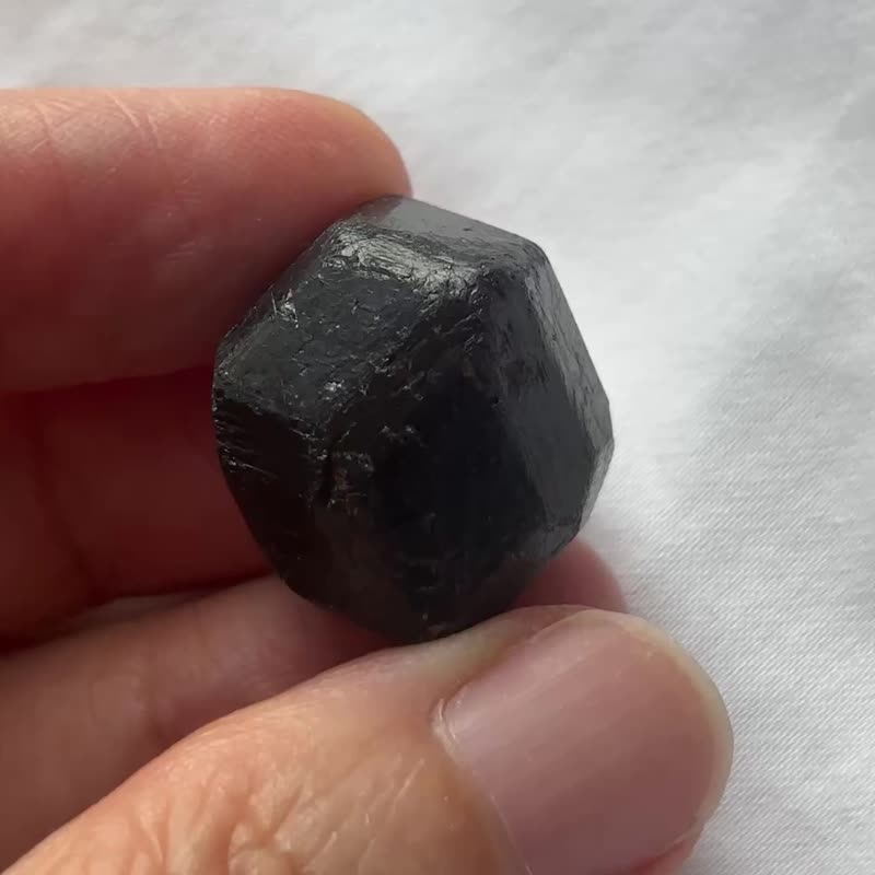 天然大颗粒 酒红色 石榴石 原石 原矿 矿标 摆件 - 摆饰 - 水晶 红色