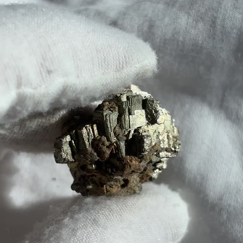 黄铁矿 愚人金 水晶簇 天然水晶 摆设 水晶原矿 原石 crystal - 摆饰 - 水晶 卡其色
