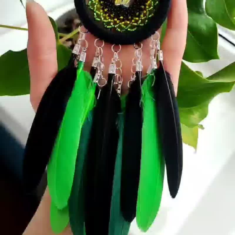 Handmade Small Black and Saturated Green Dream Catcher Car Charm with Shiny Star - 墙贴/壁贴 - 玻璃 绿色