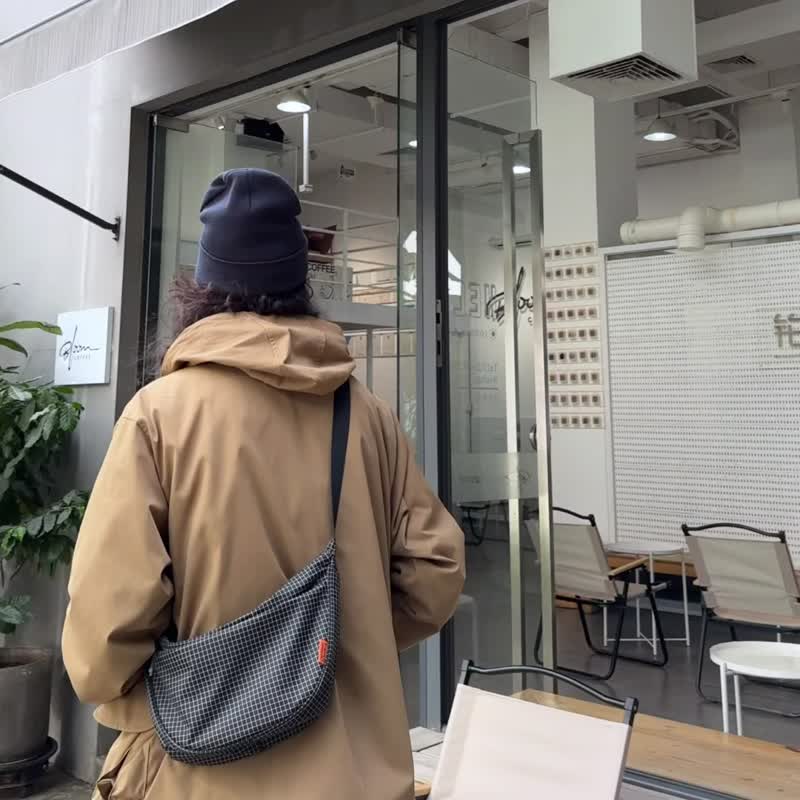 复古黑白格纹斜挎包 潮流撞色饺子包 - 侧背包/斜挎包 - 尼龙 黑色