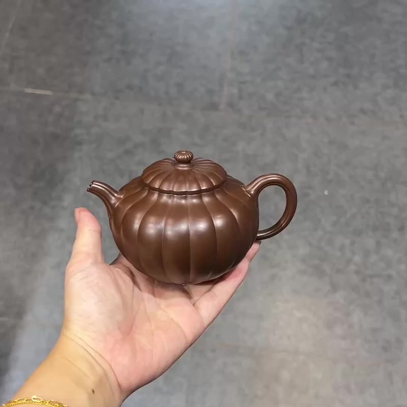 菊瓣 全手工容量250cc紫泥以圆融的菊瓣为造型壶钮饰以筋纹 - 茶具/茶杯 - 陶 