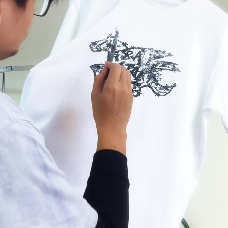 马年限定 手绘绢印 重磅 T-shirt 中性版型 台湾制作 - 男装上衣/T 恤 - 棉 白色