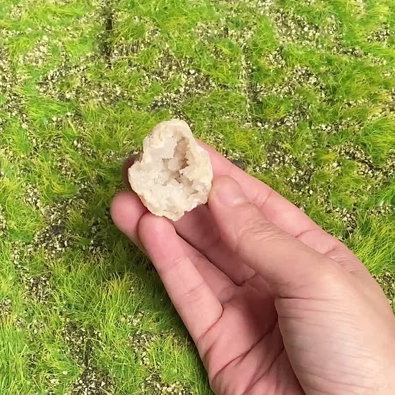 天然原矿可爱招财白晶洞 财运水晶 快速出货 办公室摆件 风水摆件 - 摆饰 - 水晶 白色