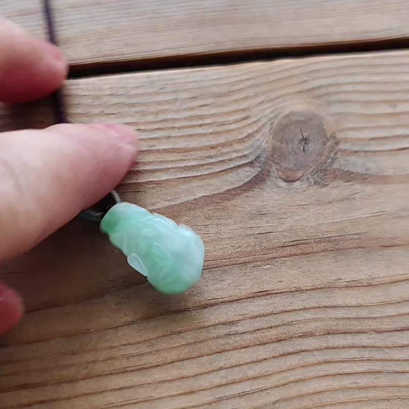 【亲翠】天然翡翠 冰果绿飘阳绿花胖屁股招财貔貅调整式绳链 - 项链 - 玉石 绿色