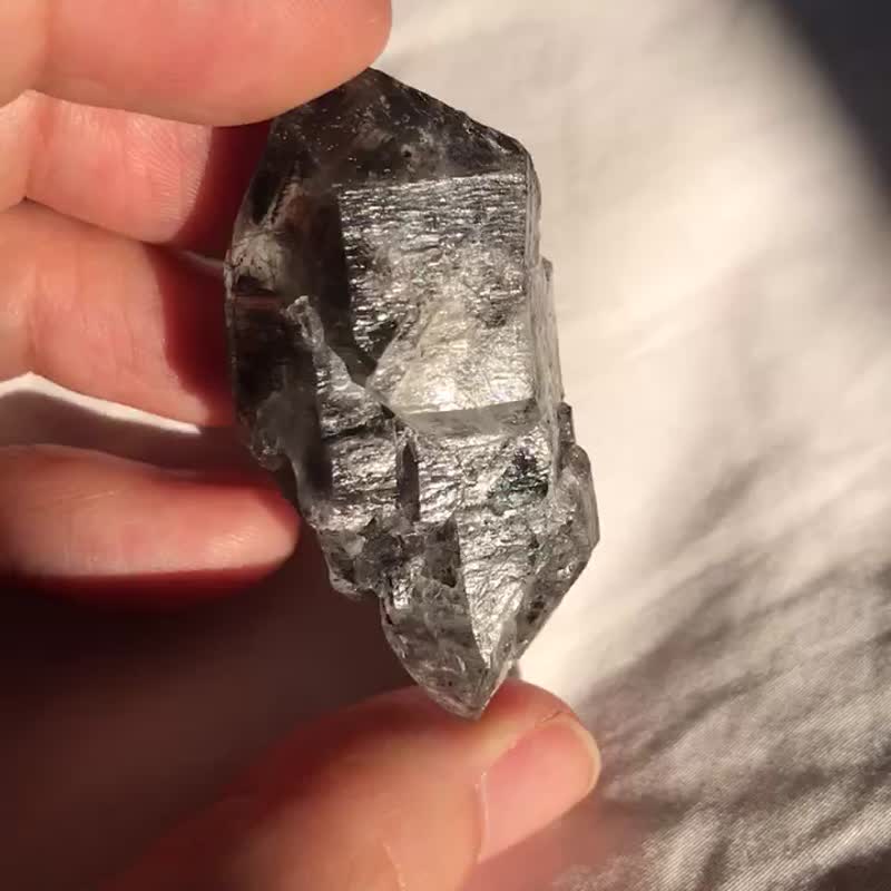黑闪灵钻骨干 印记 黑武士 千层隠山 黑水晶 摆件 天然水晶 水晶 - 摆饰 - 水晶 黑色