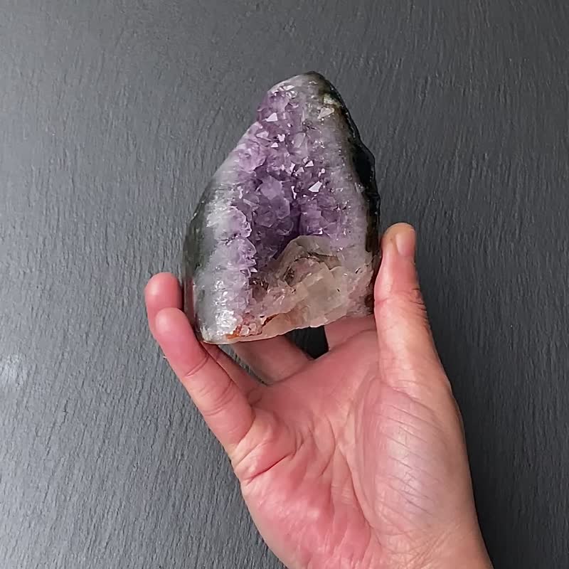 招财开运-天然原矿异象彩虹山形晶洞紫晶镇共生方解石及黑碧玺 - 摆饰 - 水晶 多色