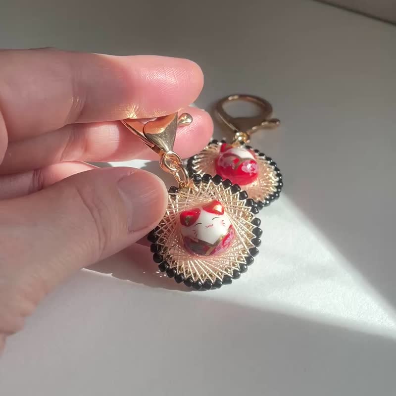 日式招财猫几何图案钥匙扣 卡通风格猫红金 No.86 - 钥匙链/钥匙包 - 绣线 红色