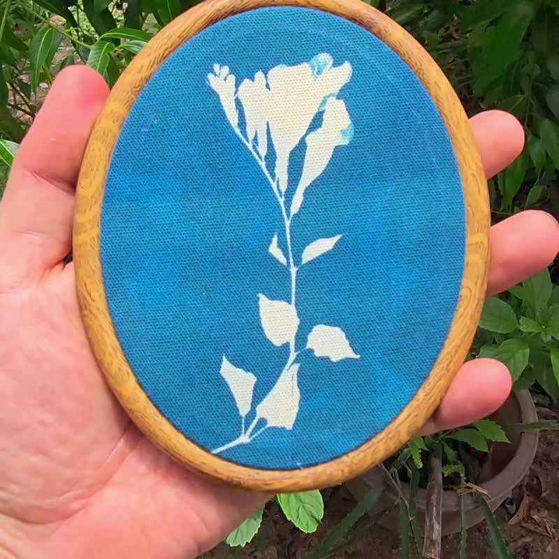 绣花箍中的蓝色晒花图像，可作为壁挂或家居装饰。 - 墙贴/壁贴 - 棉．麻 蓝色