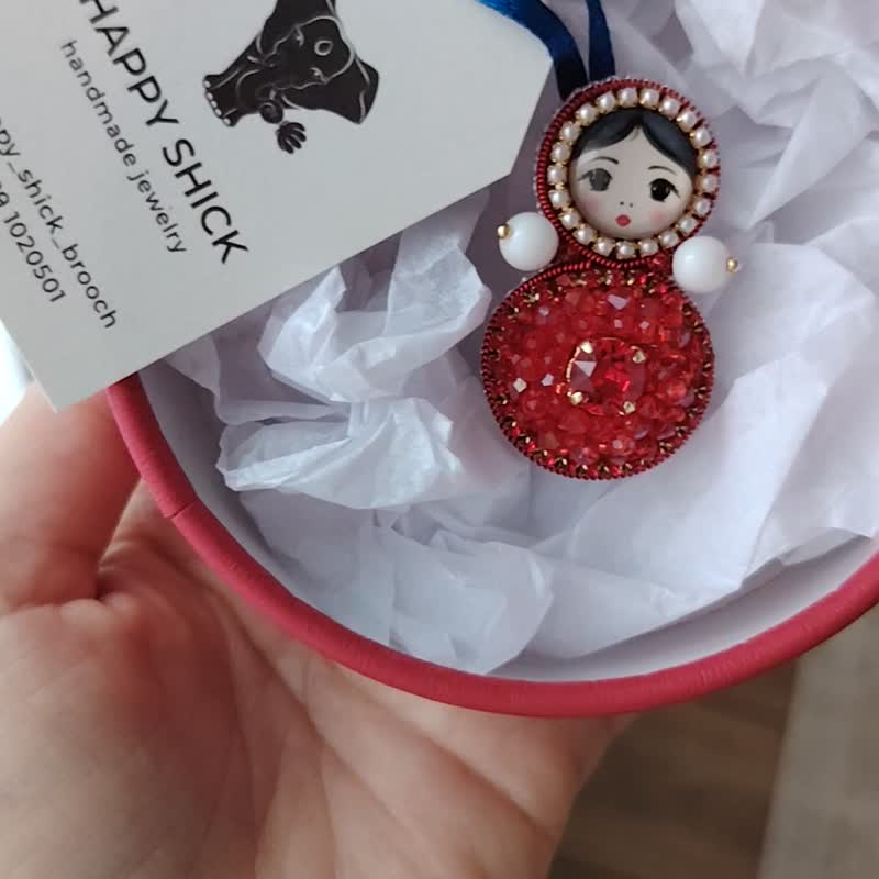 红色套娃 红色 nevalyashka 俄罗斯风格套娃珠饰胸针 - 胸针 - 其他材质 红色