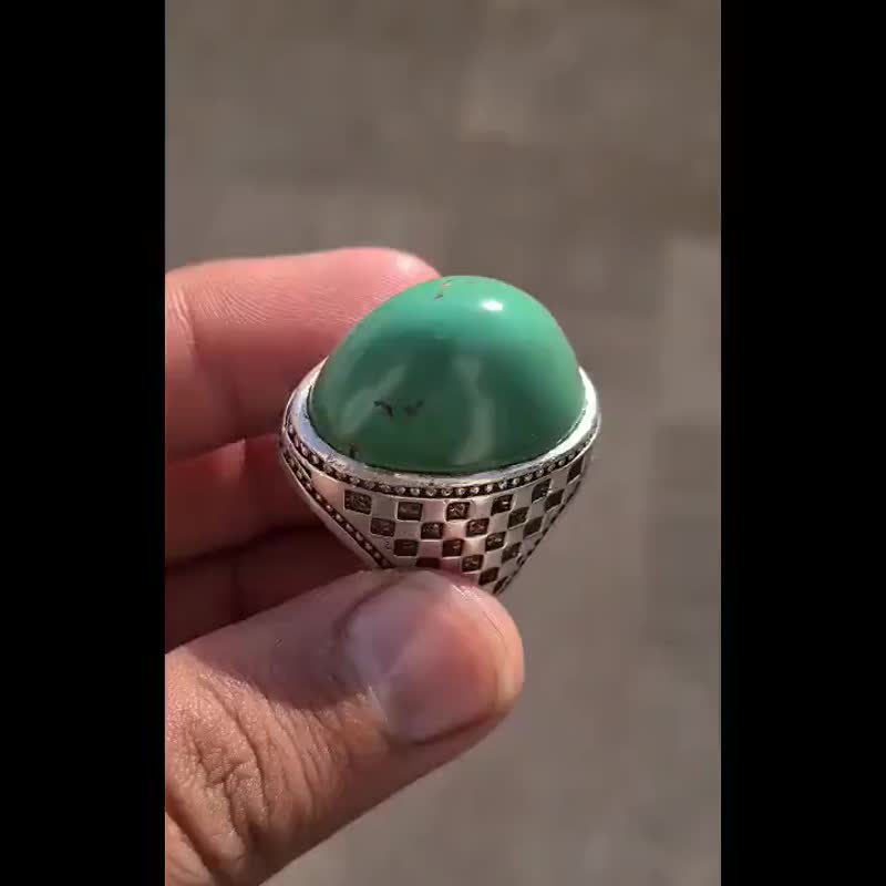极具年代感的老绿松石，未经加热或处理的原矿，搭配大颗的纯银戒指。 - 戒指 - 宝石 绿色