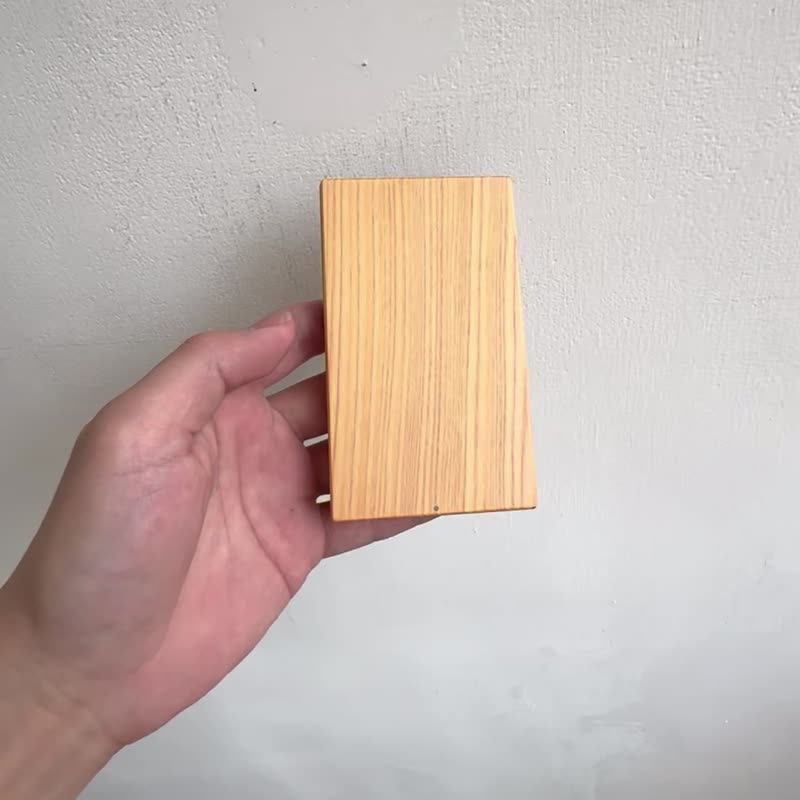【定制化礼物】免费刻字 旋转名片夹/名片盒 台湾桧木 - 名片夹/名片盒 - 木头 橘色