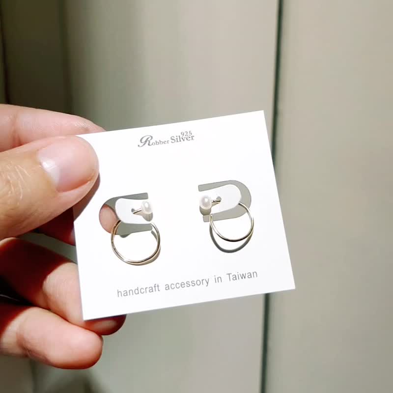 CERES 迷你珍珠小耳圈 耳环 SV925/14KGF - 耳环/耳夹 - 珍珠 白色