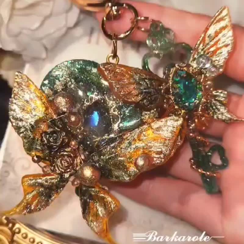 綠暮森林系列-秘境金翎 手工滴膠流沙吊飾 - 吊饰 - 树脂 绿色