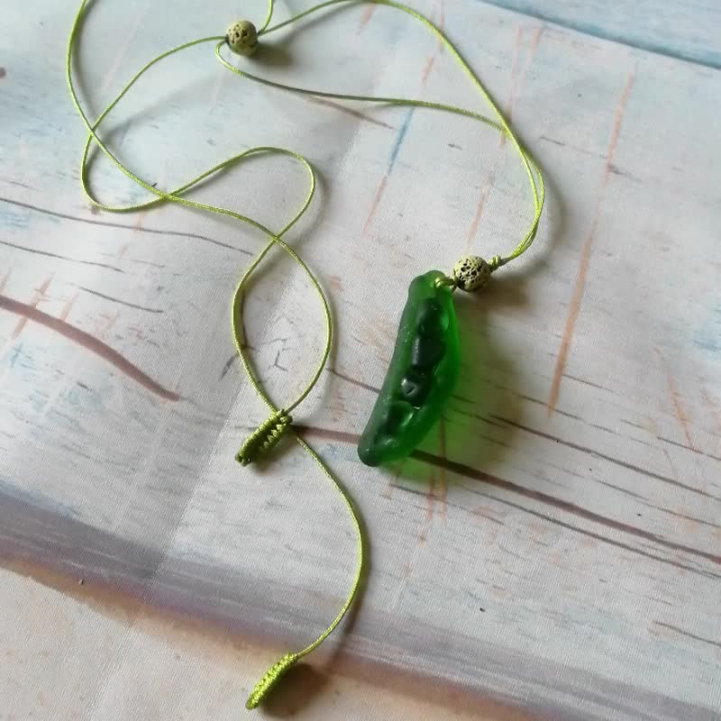 Pea Pod pendant necklace豌豆莢長項鍊Sea glass Pea Pod necklace Girlfriend gift串珠項鍊首飾吊墜 - 项链 - 玻璃 绿色