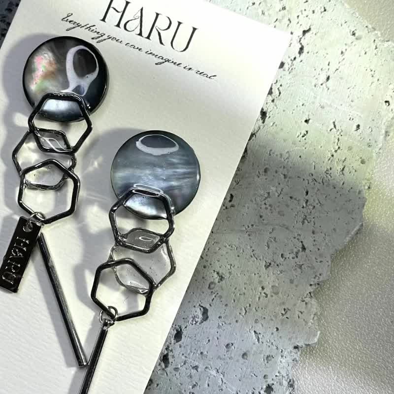 HARU 黑蝶贝几何垂坠耳环 - 耳环/耳夹 - 贝壳 银色