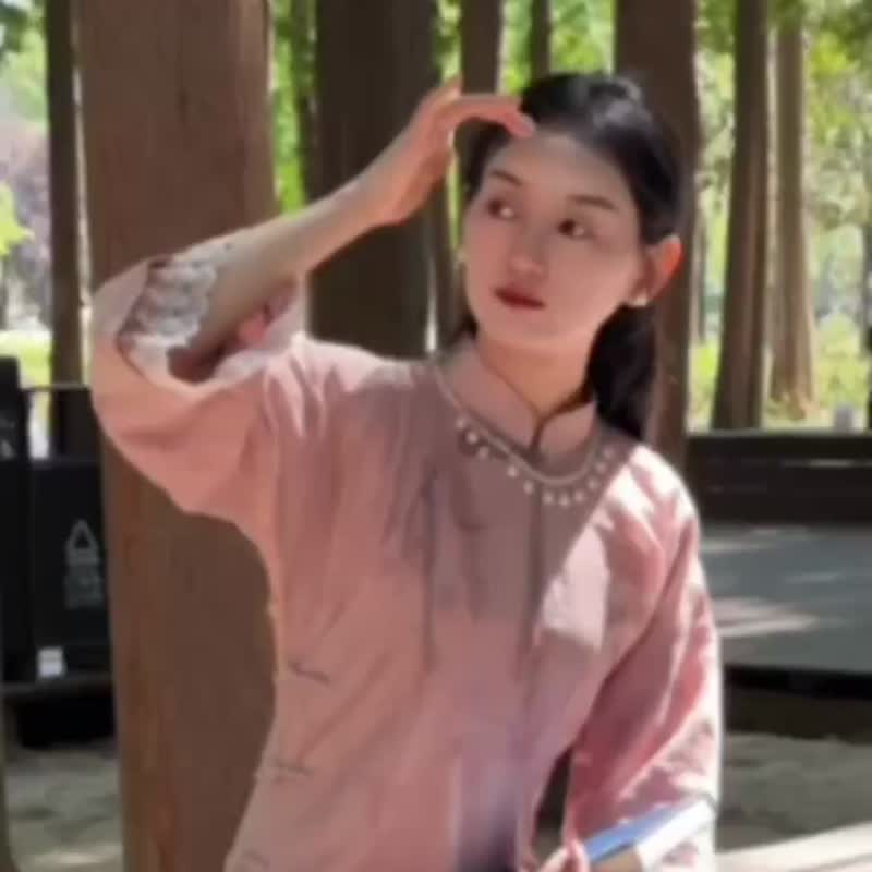 裸粉色刺繡暗紋古法旗袍 鏤空馬甲 可配兩件套 新中式過年戰袍 - 旗袍 - 聚酯纤维 粉红色