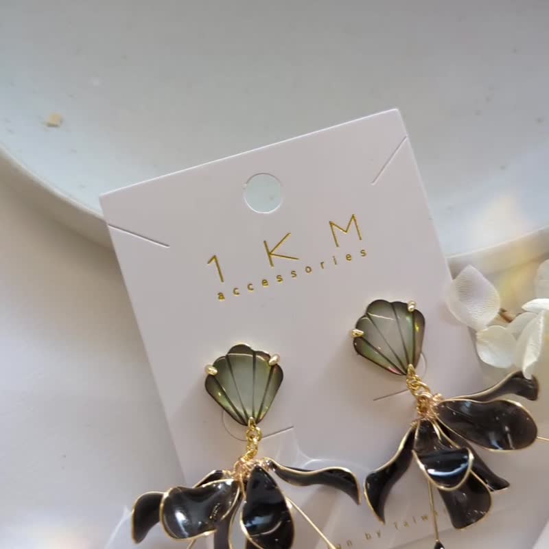 1KM慵懒假期•双花树脂垂坠耳环-2色 - 耳环/耳夹 - 树脂 