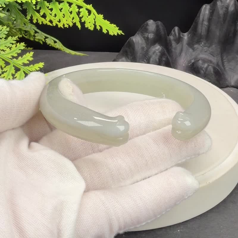 绿冰飘开口玛瑙手镯 63MM 冰润一线天雕刻猫爪 玉髓手环 吉祥好运 - 手链/手环 - 半宝石 绿色