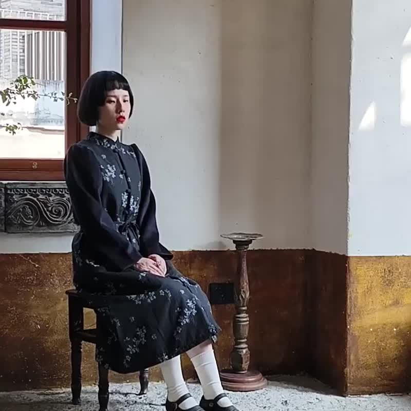 黑色提花 新中式立領棉服洋裝女 中長款秋冬連衣裙 復古裙子 - 女装休闲/机能外套 - 其他人造纤维 黑色