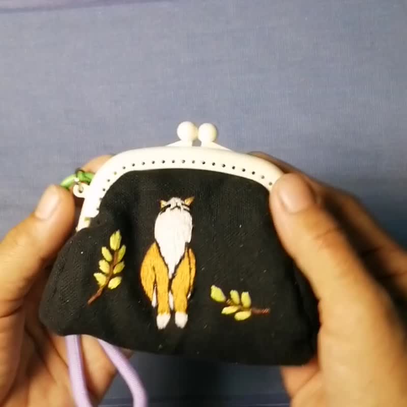 狐狸与鱼图案手工刺绣布包 - 零钱包 - 棉．麻 黑色