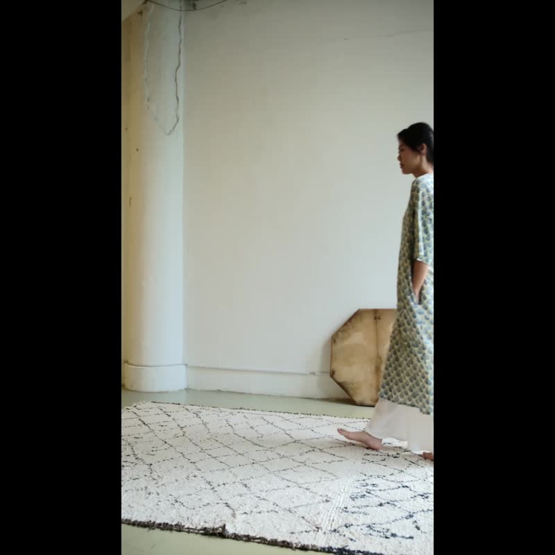 OMAKE V领口袋长洋装 / 巴里纱 盖染蓝羽 - 洋装/连衣裙 - 棉．麻 蓝色