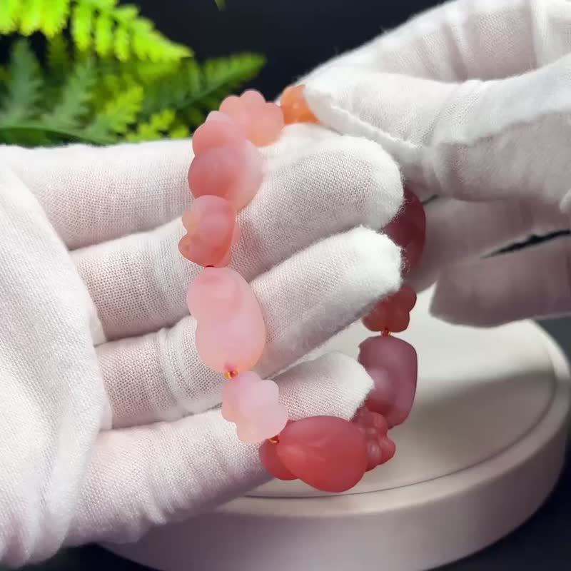 设计款莫桑比克红玛瑙手串雕刻哑光趴趴猫配小花悠闲自在吉祥招财 - 手链/手环 - 半宝石 红色