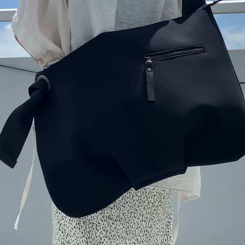 【L尺寸】大容量肩背包 适合健身、旅行、妈妈包 氯丁橡胶材质 可加购绣名 黑色 - 侧背包/斜挎包 - 其他材质 黑色