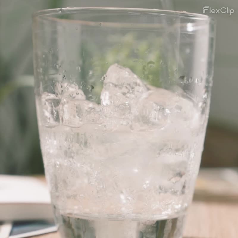 ROOMMI 3D小旋风迷你夹扇 | 可自动摆头不直吹 - 电扇 - 树脂 白色