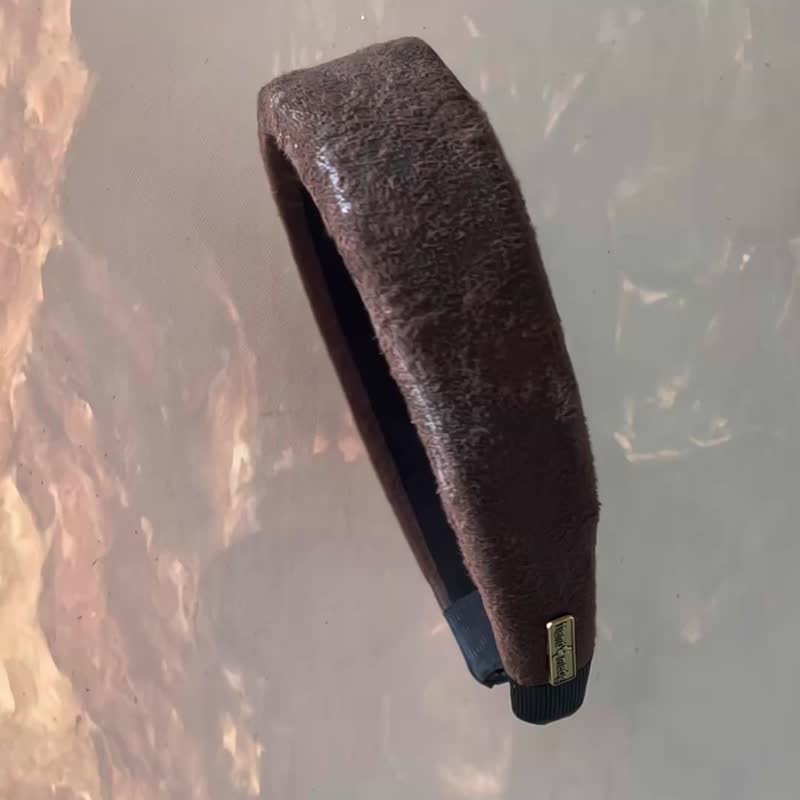 立体发箍 褐影麂皮压纹 台湾手作 稳定支撑不卡头 - 发带/发箍 - 人造皮革 