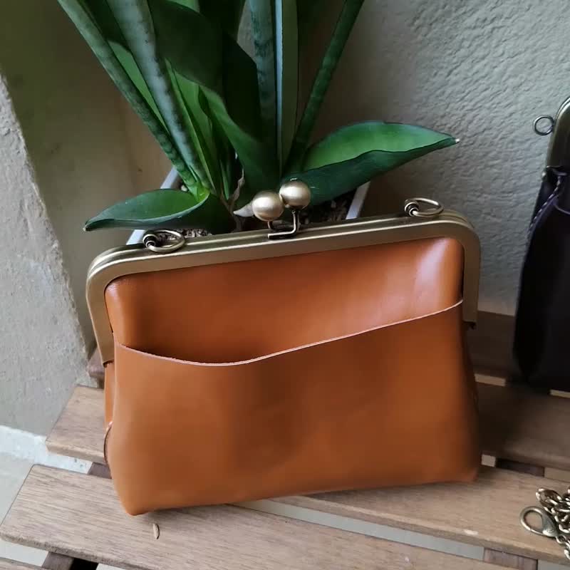 LEATHER KISS LOCK FRONT POCKET CROSSBODY BAG - 其他 - 真皮 黑色
